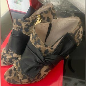 Leopard print ankle booties. Gently used!